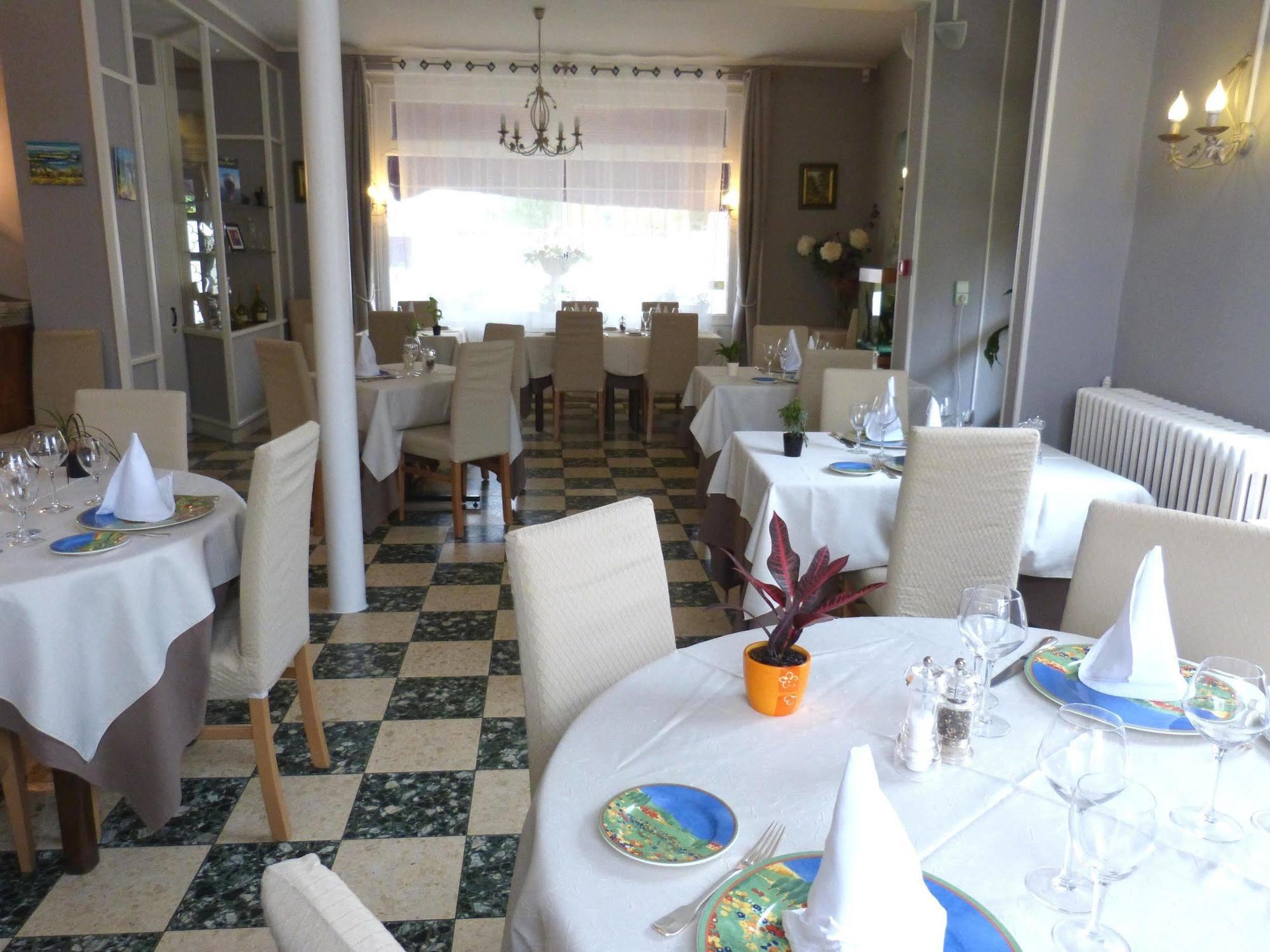 Hotel Restaurant "Le Relais" Courtenay  Bagian luar foto
