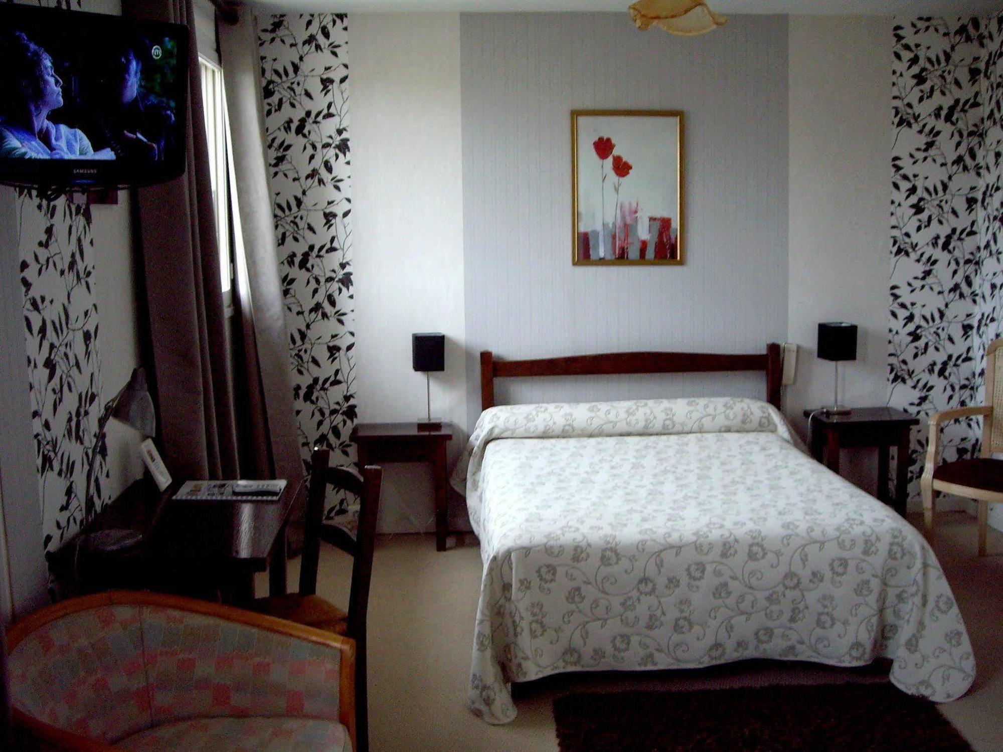 Hotel Restaurant "Le Relais" Courtenay  Bagian luar foto