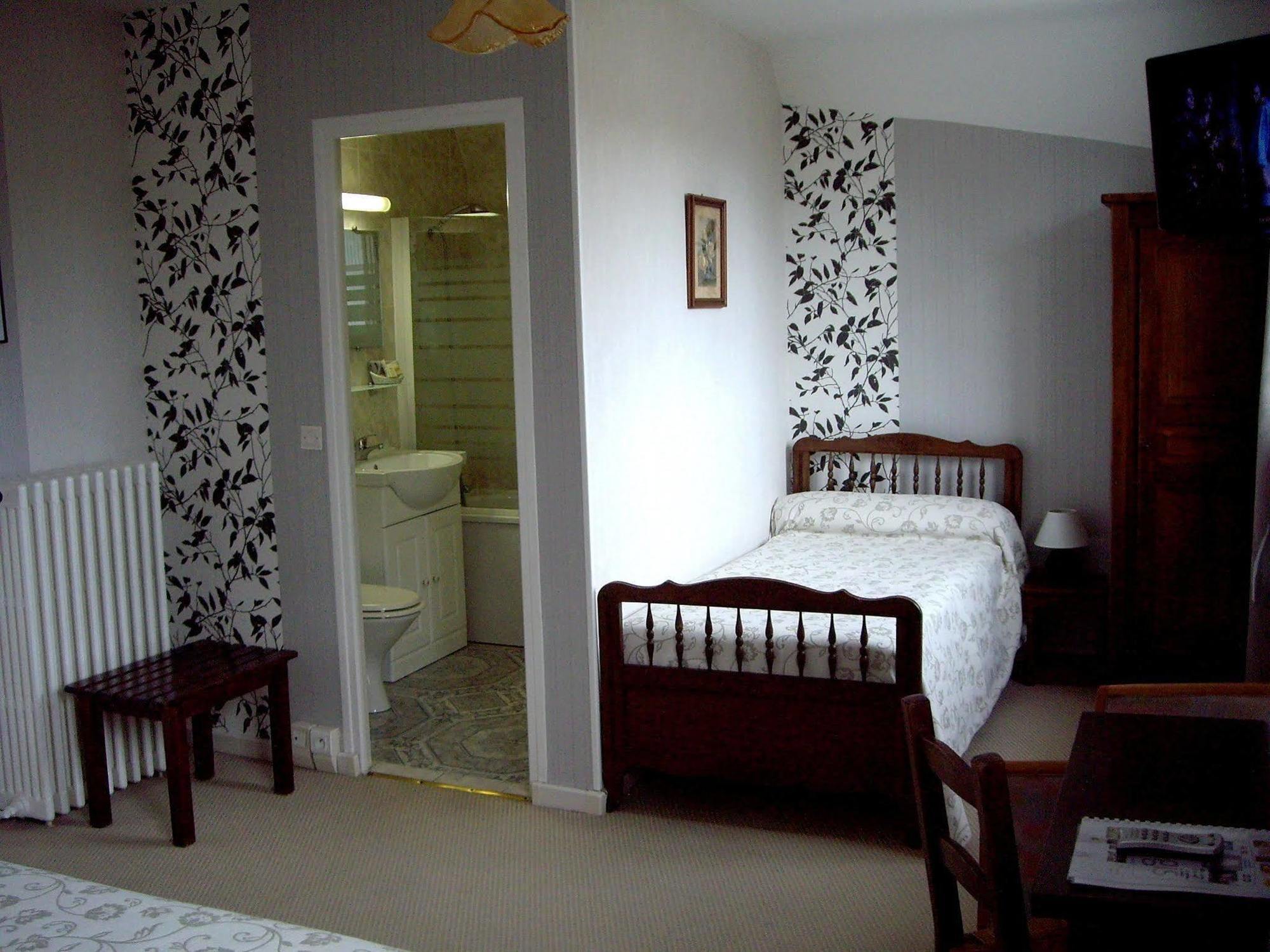 Hotel Restaurant "Le Relais" Courtenay  Bagian luar foto