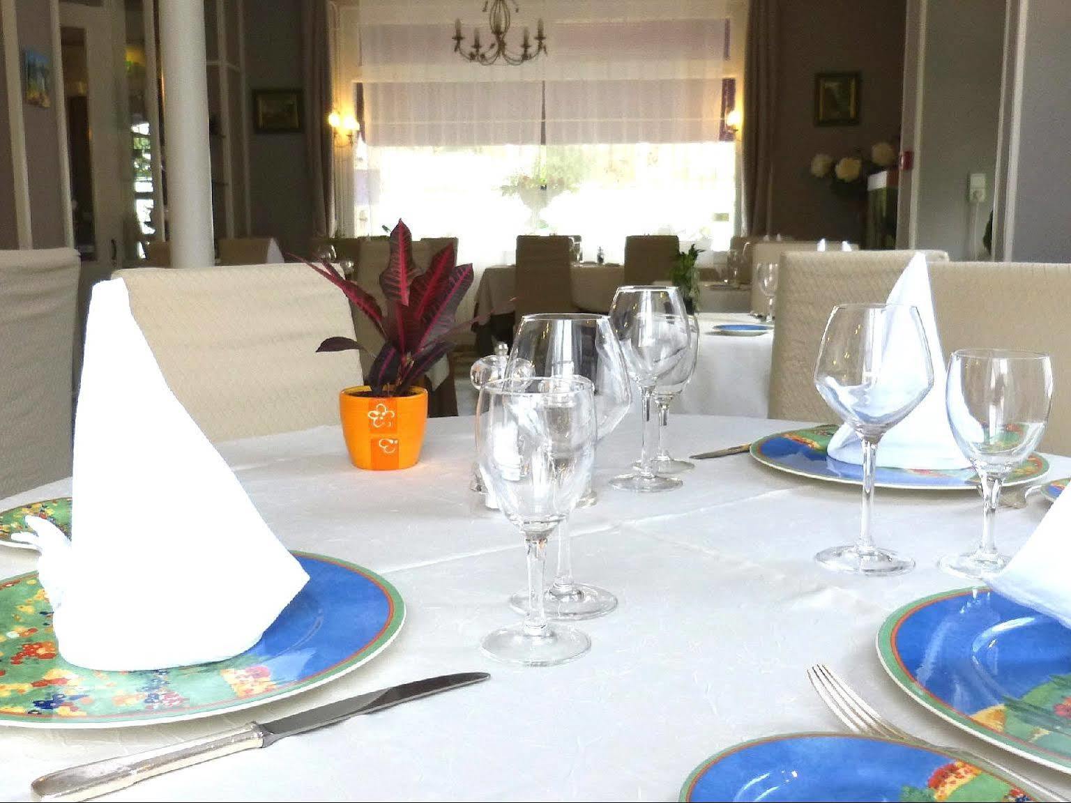 Hotel Restaurant "Le Relais" Courtenay  Bagian luar foto